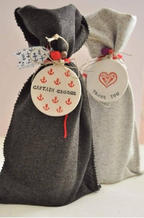 Κρασί με custom made κεραμικό στολίδι